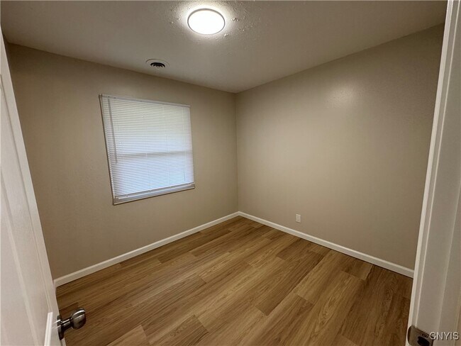 Building Photo - 304 Birchwood Blvd