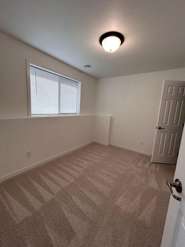 Building Photo - 3 Bed 3 Bath Townhome