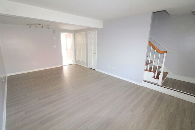 Building Photo - (MOVE-IN SPECIAL!) Renovated 2 Bedroom Tow...