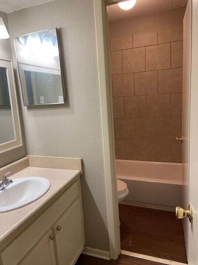 Building Photo - 2BD/2BA Condo located on the Germantown/Memphis Line!