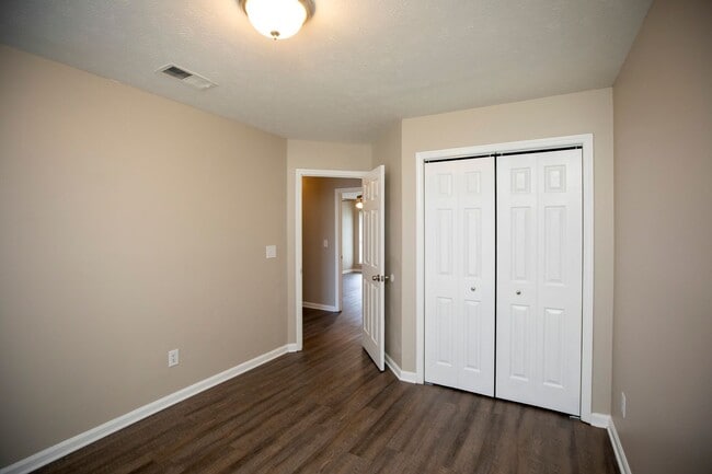 Building Photo - ** 3 bed 2 bath located off Wares Ferry Rd ** call (334) 366-9198 for a showing self tour