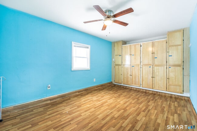 Building Photo - 783 Quaker Ln S