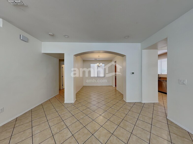 Building Photo - 528 E Calle Escora