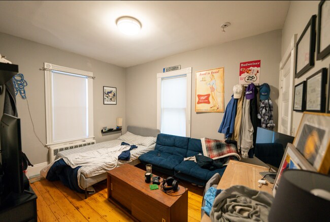 Building Photo - UPDATED MISSION HILL 4 BED/2 BATH WITH EASY TRAIN ACCESS