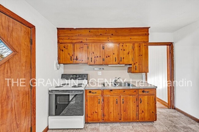 Building Photo - 3203 Roundhill Ave NW