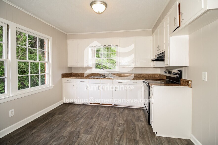 Building Photo - 2300 Oakcrest Rd