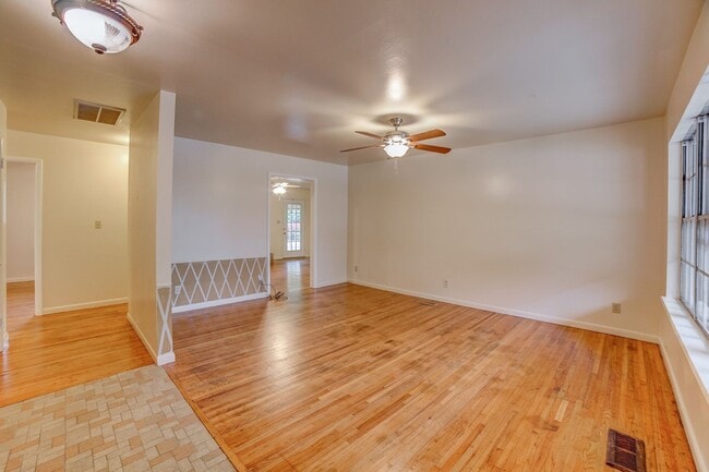 Building Photo - 3 BED 2 BATH! Schedule a tour today!