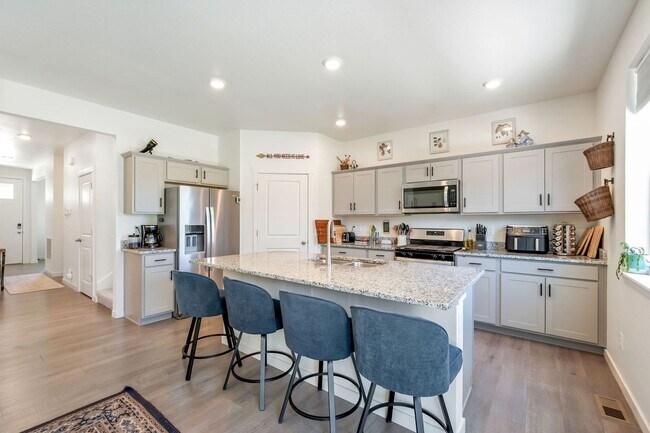 Building Photo - 4-Bedroom Home in Mallard Ridge with Office and Fenced Yard