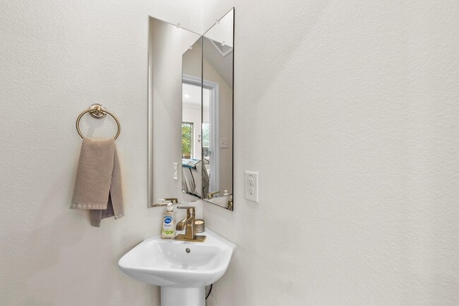 Building Photo - 6329 Mason Ct