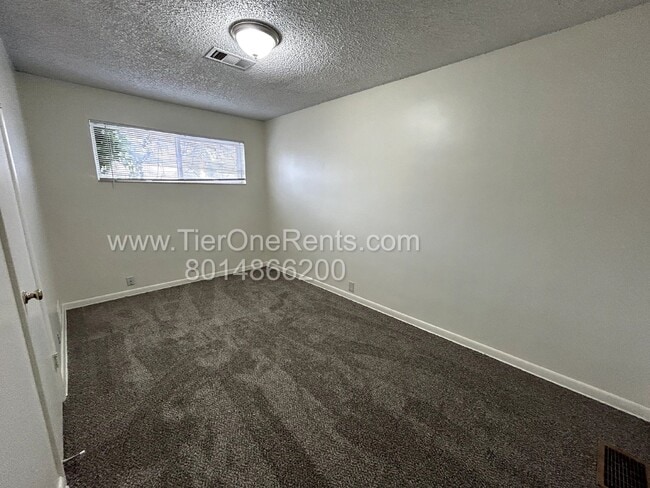 Building Photo - This property offers a NO DEPOSIT option available for qualified renters!