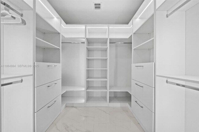 Building Photo - 700 NE 24th St