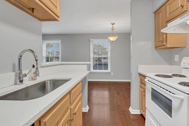 Building Photo - 18th Ave S Condo