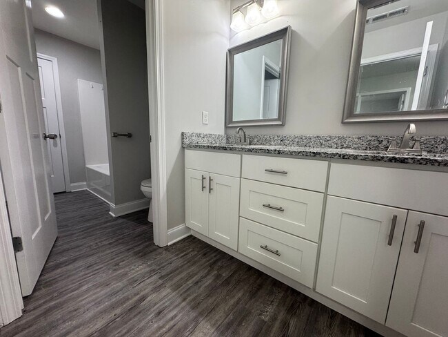 Building Photo - Spacious five bedroom, two bathroom home steps from WKU