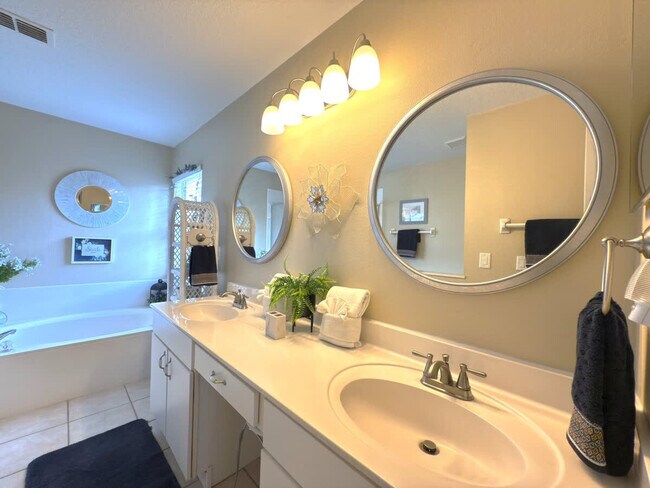 Building Photo - 900 Oxford Dr