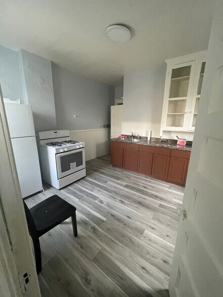 Kitchen - 327 Aurora Ave