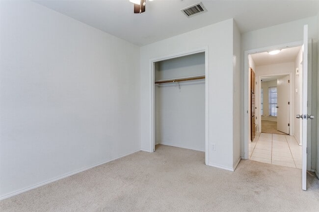 Building Photo - 215 Meadowbrook Ln