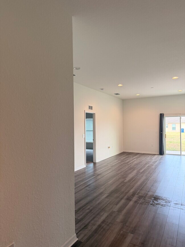 Building Photo - 281 Arbuthnot St