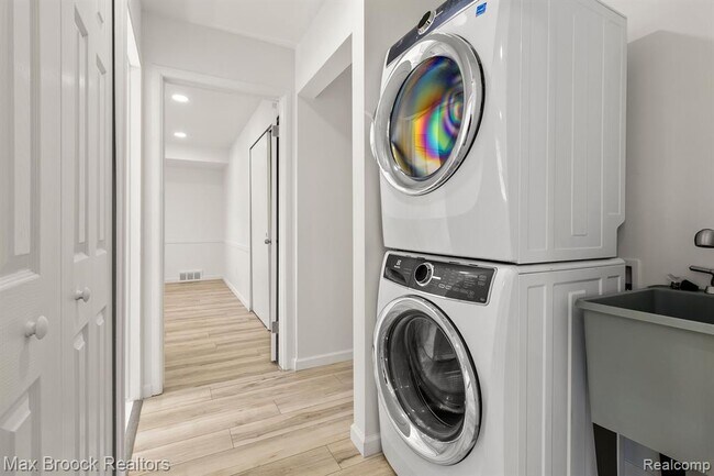 Building Photo - 6207 Nicholas Dr