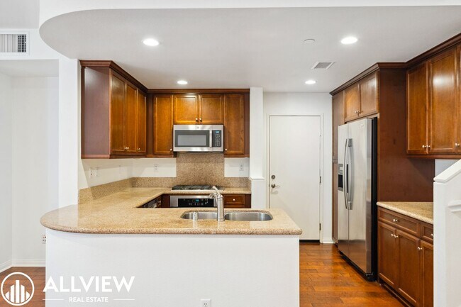 Building Photo - Modern 2 Bed, 2.5 Bath Townhome Available in Aliso Viejo!