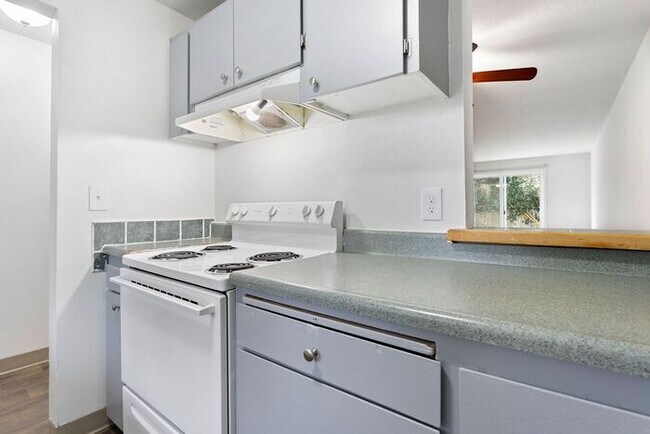 Building Photo - Beautifully Updated 2 bedroom 1 bath!