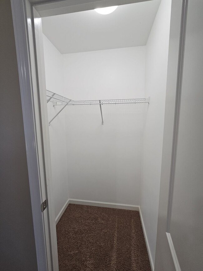 Building Photo - Great Home With Garage Parking Near Downto...