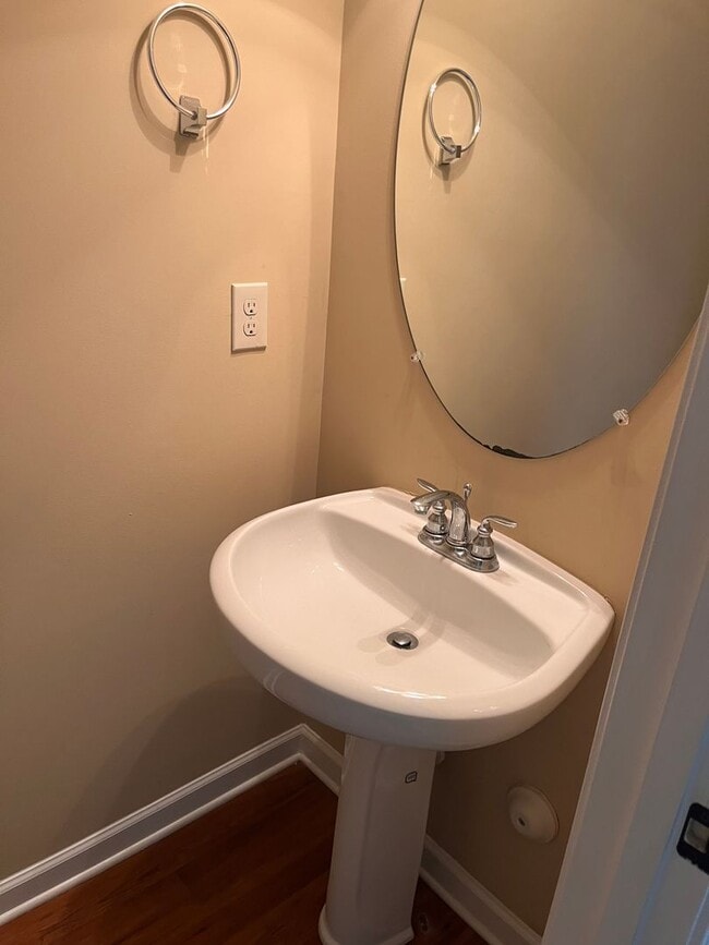 Building Photo - Lovely 3 Bedroom Townhouse in the desirabl...