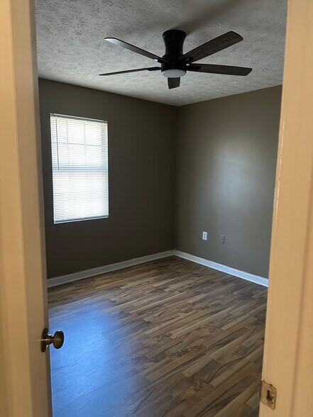 Building Photo - 511 Mansion St