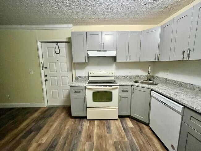 Building Photo - 1 Bedroom 2nd Floor Condo in East Orlando with Laminate Flooring and Scenic Balcony View!