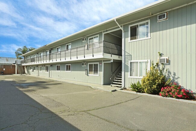 Building Photo - 111 N Walnut Ave