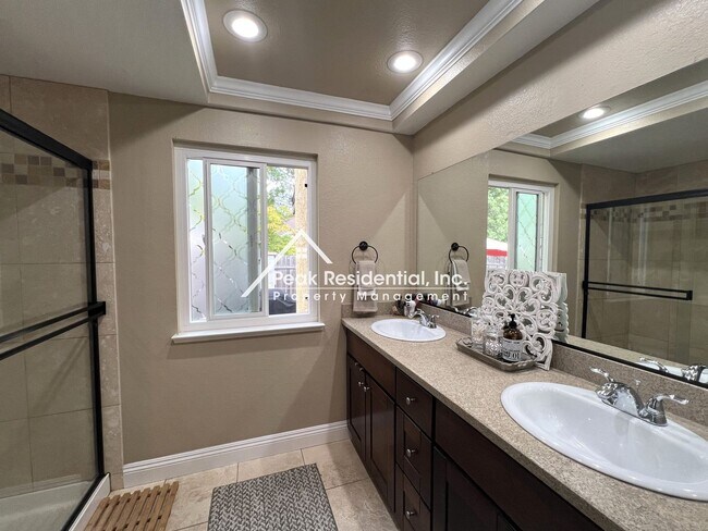Building Photo - Wonderful 3bd/2ba Orangevale Home with 2 C...