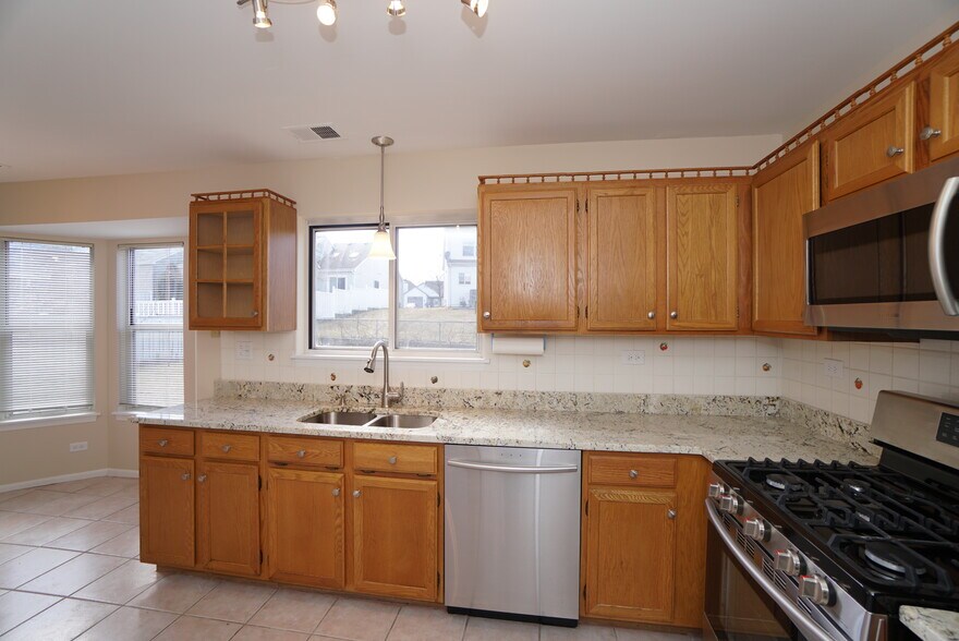 Kitchen - 86 Bradford Ln