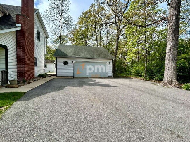 Building Photo - 5107 White Oak Terrace