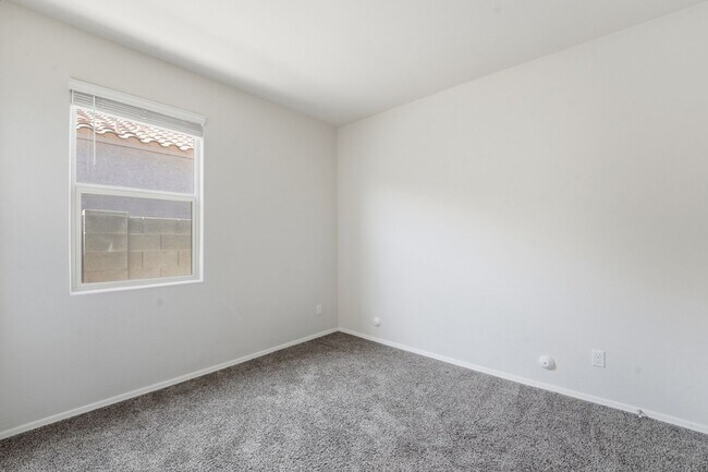 Building Photo - Stylish 3BR Home with Granite Counters + Community Parks & Splash Pads