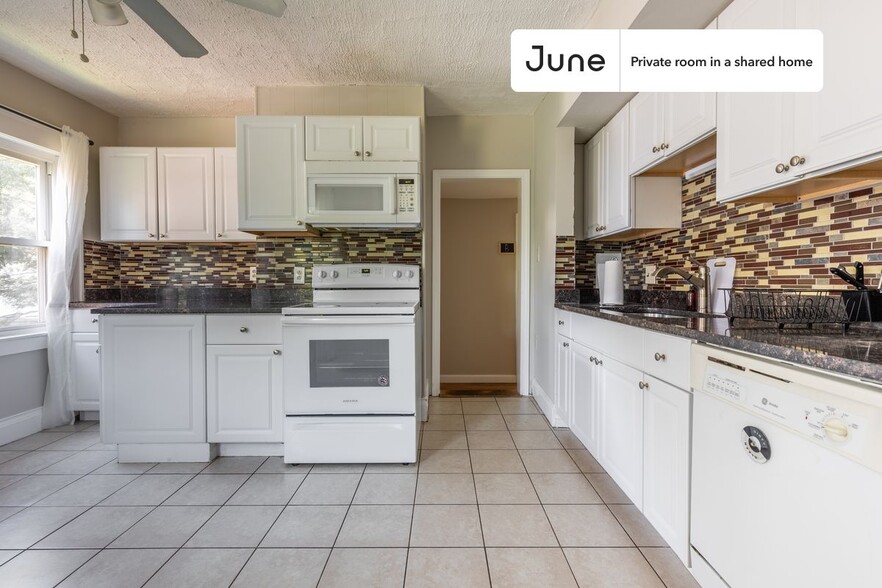 Building Photo - Room in Shared 9 bed/2 bath home