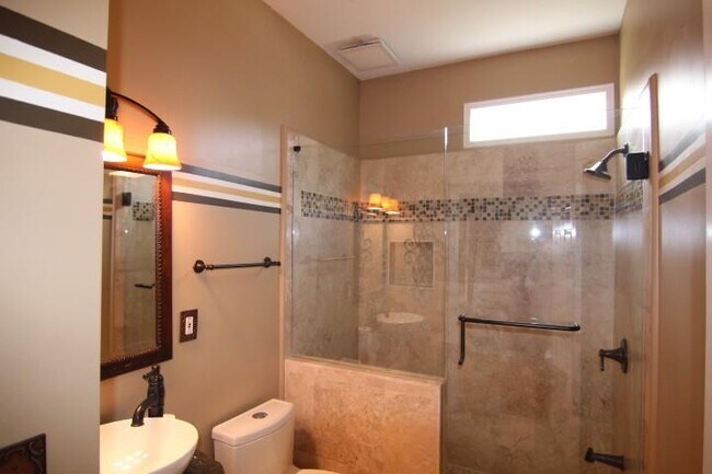 Building Photo - 565 Midhurst Pl