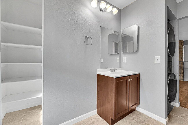 Building Photo - $1,515, 1 bed, 1 bath, located in Lakewood.