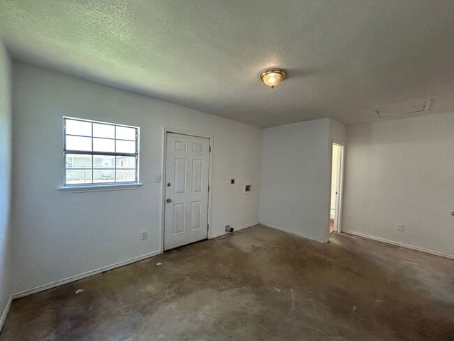 Building Photo - COMING SOON! Cute 3 Bedroom, 1 Bath Close to Downtown San Antonio.