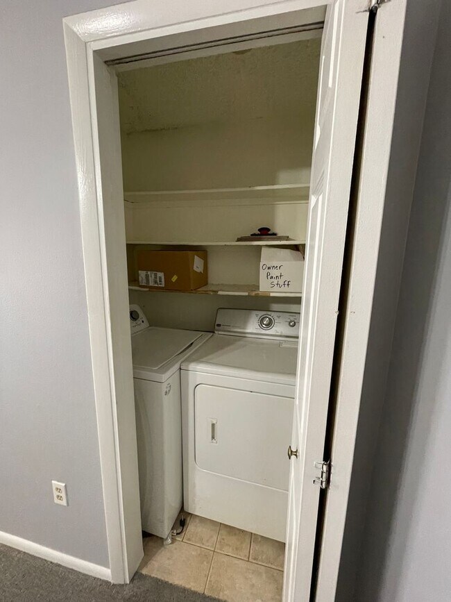 Building Photo - 1 MONTH FREE!! 2B/1B Upper Level Condo in Cottonwood Villas - Available NOW!