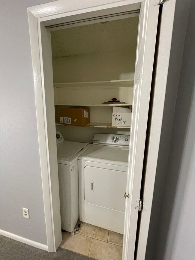 Building Photo - 2B/1B Upper Level Condo in Cottonwood Vill...