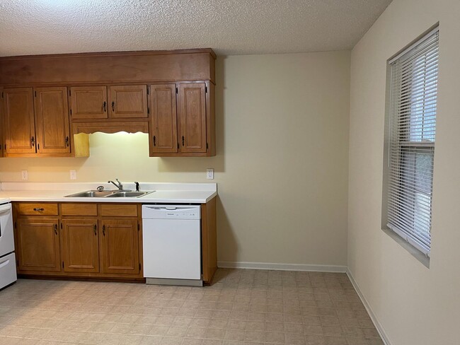 Building Photo - Move In Ready! $1195.00/month