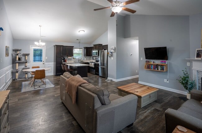 Building Photo - 3 Bedroom, 2 bath beautiful home - Bridgeport Community Sneads Ferry