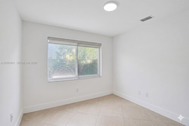 Building Photo - 417 NE 29th St