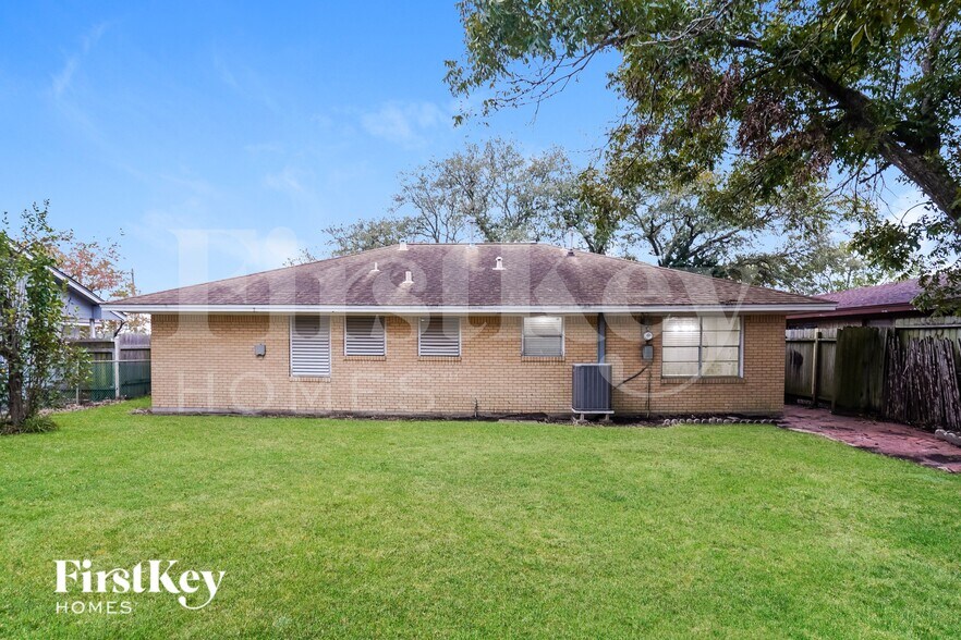 Building Photo - 1610 13th Ave N