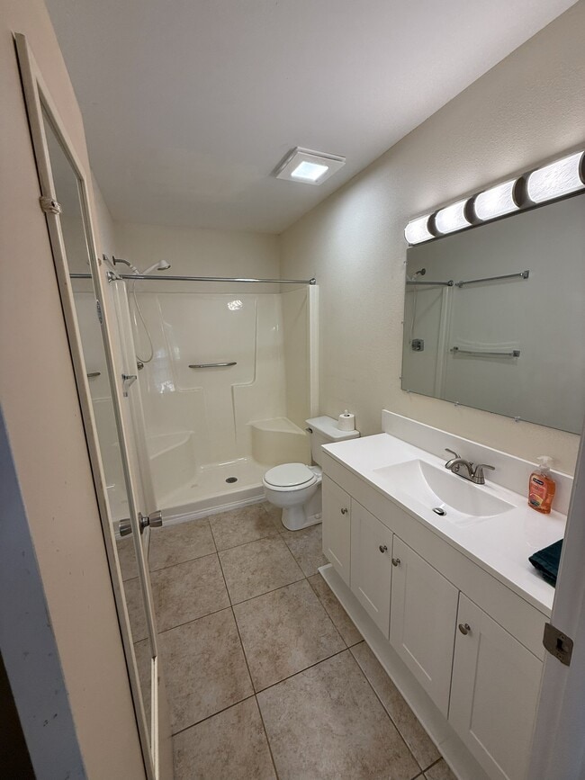 Building Photo - 945 Burlwood St