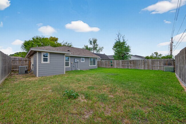 Building Photo - 10106 Shadow Pine Dr