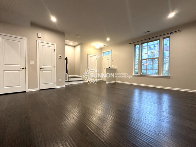 Building Photo - Beautiful 3 Bed Townhome in Eagle Lake Sub...