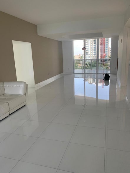 Building Photo - 15811 Collins Ave