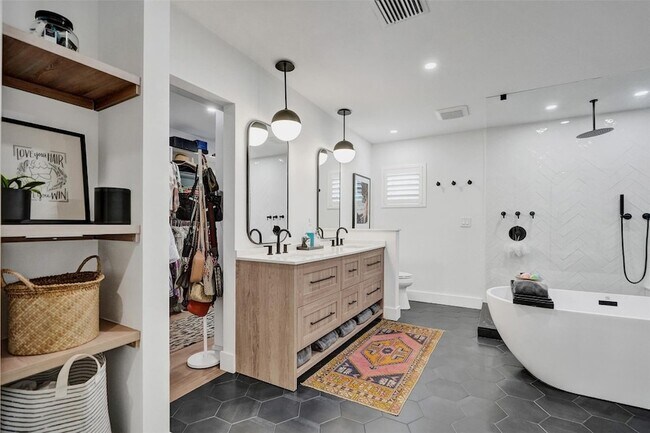 Building Photo - 3206 Robbins Rd