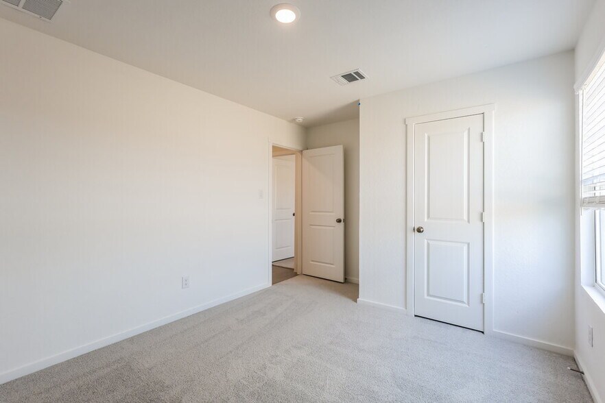Building Photo - 533 Chevre Rd