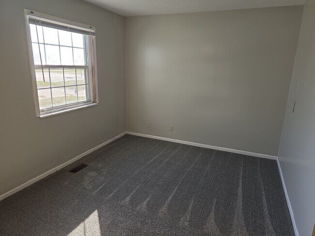 Building Photo - Spacious Townhouse Living Just Outside Downtown Woodburn